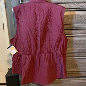 Comfortable maroon vest it’s awesome!